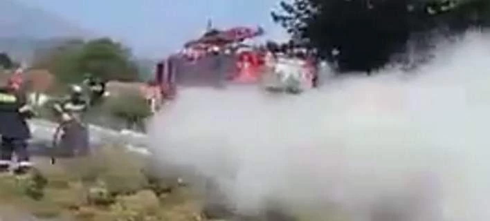 Φορτηγό-εφιάλτης στα Τρίκαλα: Στο πέρασμά του έπεφταν φλεγόμενα δεμάτια με χόρτα (Βίντεο)